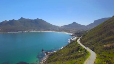 Hout Bay dağ geçidi 4k Uhd Chapmans en yüksek sürücü hava görüntüleri. Cape Town Güney Afrika. Bölüm 2 / 3