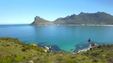Hout Bay dağ 4k Uhd cliff kıyı şeridi hava görüntüleri. Cape Town Güney Afrika. Bölüm 1 / 4