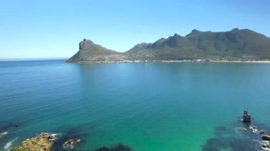 Hout Bay dağ 4k Uhd cliff kıyı şeridi hava görüntüleri. Cape Town Güney Afrika. Bölüm 3 / 4