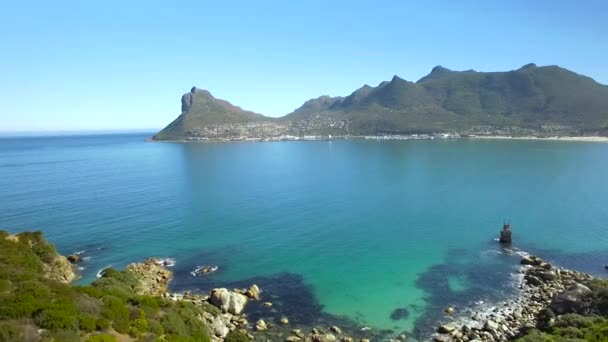 Hout Bay Mountain 4K UHD imagens aéreas da costa do penhasco. Cidade do Cabo África do Sul. Parte 2 de 4 — Vídeo de Stock
