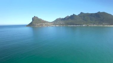 Hout Bay dağ 4k Uhd cliff kıyı şeridi hava görüntüleri. Cape Town Güney Afrika. Bölüm 4 / 4