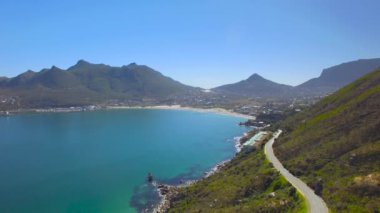 Hout Bay dağ geçidi 4k Uhd Chapmans en yüksek sürücü hava görüntüleri. Cape Town Güney Afrika. Bölüm 1 / 3