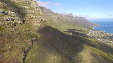 Cape Town 4k Uhd tablo dağ Oniki Havariler zirveleri havadan görüntüleri. Bölüm 1 / 3