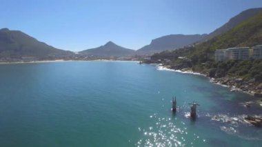 Hout Bay dağ 4k Uhd cliff kıyı şeridi hava görüntüleri. Cape Town Güney Afrika. Bölüm 1 / 4