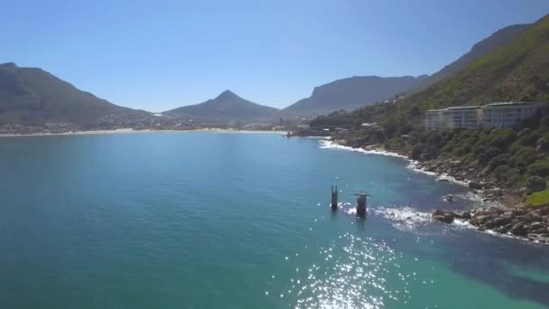 Hout Bay dağ 4k Uhd cliff kıyı şeridi hava görüntüleri. Cape Town Güney Afrika. Bölüm 2 / 4 — Stok video