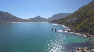Hout Bay dağ 4k Uhd cliff kıyı şeridi hava görüntüleri. Cape Town Güney Afrika. Bölüm 3 / 4
