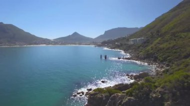 Hout Bay dağ 4k Uhd cliff kıyı şeridi hava görüntüleri. Cape Town Güney Afrika. Bölüm 4 / 4