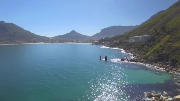 Hout Bay Mountain 4k Uhd luchtfoto beeldmateriaal van cliff kustlijn. Cape Town Zuid-Afrika. Deel 3 van 4 — Stockvideo