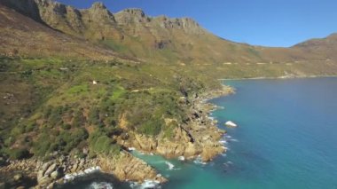 Kıyı şeridi Yarımadası'nın Chapmans en yüksek sürücü 4k Uhd havadan görüntüleri. Cape Town Güney Afrika. Bölüm 1 / 3