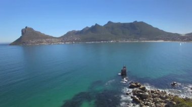 Hout Bay dağ 4k Uhd cliff kıyı şeridi hava görüntüleri. Cape Town Güney Afrika. Bölüm 1 / 3