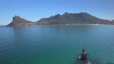 Hout Bay dağ 4k Uhd cliff kıyı şeridi hava görüntüleri. Cape Town Güney Afrika. Bölüm 2 / 3