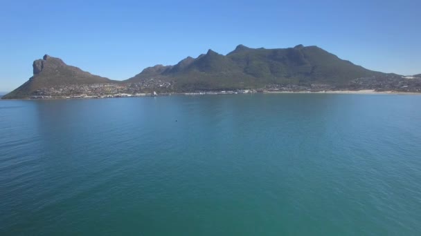 Hout Bay dağ 4k Uhd cliff kıyı şeridi hava görüntüleri. Cape Town Güney Afrika. Bölüm 3 / 3 — Stok video