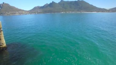 Hout Bay dağ 4k Uhd cliff kıyı şeridi hava görüntüleri. Cape Town Güney Afrika. Bölüm 2 / 3