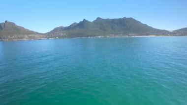 Hout Bay dağ 4k Uhd cliff kıyı şeridi hava görüntüleri. Cape Town Güney Afrika. Bölüm 3 / 3