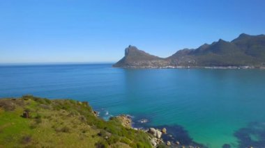 Hout Bay dağ 4k Uhd cliff kıyı şeridi hava görüntüleri. Cape Town Güney Afrika. Bölüm 1 / 2
