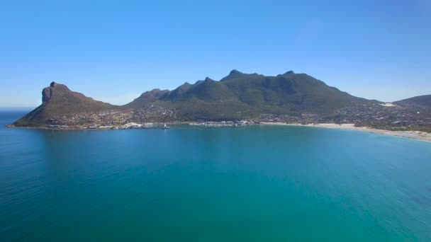 Imágenes aéreas Hout Bay Mountain 4K UHD de la costa del acantilado. Ciudad del Cabo Sudáfrica. Parte 2 de 2 — Vídeos de Stock