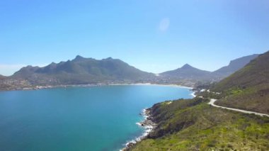 Hout Bay dağ geçidi 4k Uhd Chapmans en yüksek sürücü hava görüntüleri. Cape Town Güney Afrika. Bölüm 1 / 2