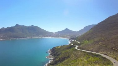 Hout Bay dağ geçidi 4k Uhd Chapmans en yüksek sürücü hava görüntüleri. Cape Town Güney Afrika. Bölüm 2 / 4