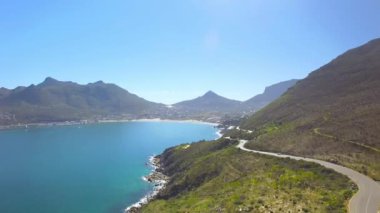 Hout Bay dağ geçidi 4k Uhd Chapmans en yüksek sürücü hava görüntüleri. Cape Town Güney Afrika. Bölüm 4 / 4