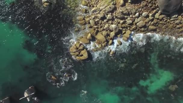 Luchtfoto van tropische oceaan golven die breken tegen de kust schommelt 4k Uhd. Deel 3 van 3 — Stockvideo