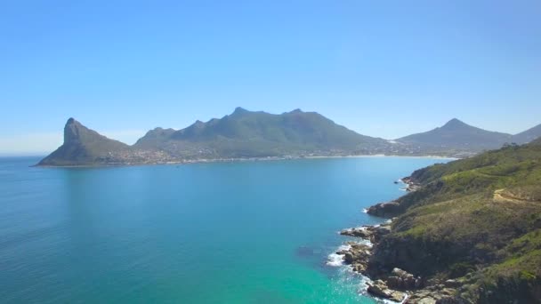 Imágenes aéreas Hout Bay Mountain 4K UHD de la costa del acantilado. Ciudad del Cabo Sudáfrica. Parte 3 de 4 — Vídeo de stock