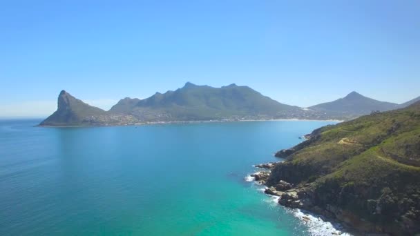 Hout Bay Mountain 4k Uhd antenn bilder från cliff kustlinje. Kapstaden Sydafrika. Del 2 av 4 — Stockvideo