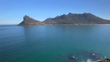 Hout Bay dağ 4k Uhd cliff kıyı şeridi hava görüntüleri. Cape Town Güney Afrika. Bölüm 1 / 3