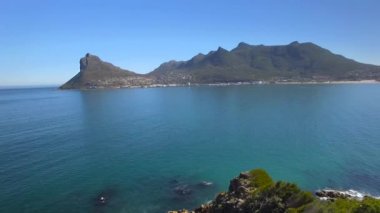 Hout Bay dağ 4k Uhd cliff kıyı şeridi hava görüntüleri. Cape Town Güney Afrika. Bölüm 2 / 3