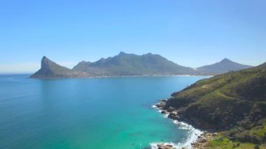 Hout Bay dağ 4k Uhd cliff kıyı şeridi hava görüntüleri. Cape Town Güney Afrika. Bölüm 1 / 4