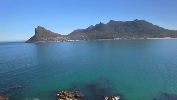 Imágenes aéreas Hout Bay Mountain 4K UHD de la costa del acantilado. Ciudad del Cabo Sudáfrica. Parte 3 de 3 — Vídeo de stock