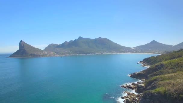 Hout Bay Mountain 4K UHD air footage from cliff coastline. Кейптаун Южная Африка. Часть 4 из 4 — стоковое видео