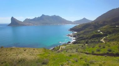Hout Bay dağ 4k Uhd cliff kıyı şeridi hava görüntüleri. Cape Town Güney Afrika. Bölüm 1 / 3