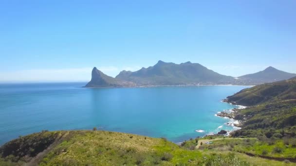 Hout Bay βουνό 4k Uhd εναέρια πλάνα από γκρεμό ακτογραμμή. Κέιπ Τάουν, Νότια Αφρική — Αρχείο Βίντεο