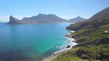Hout Bay dağ 4k Uhd cliff kıyı şeridi hava görüntüleri. Cape Town Güney Afrika. Bölüm 3 / 3