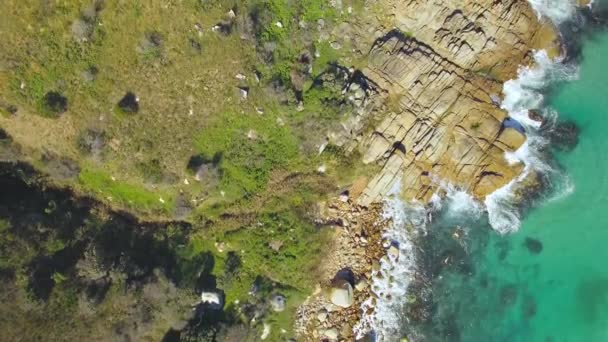 Vista aérea de olas oceánicas tropicales rompiendo contra rocas de la costa 4K UHD. Parte 2 de 4 — Vídeo de stock
