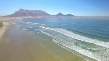 Cape Town 4k Uhd Masa Dağı, Lagoon beach Tableview, Blouberg havadan görüntüleri. Güney Afrika'nın okyanus plajları. Bölüm 1 / 4