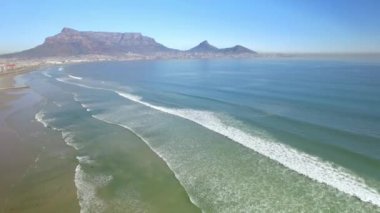 Cape Town 4k Uhd Masa Dağı, Lagoon beach Tableview, Blouberg havadan görüntüleri. Güney Afrika'nın okyanus plajları. Bölüm 2 / 4