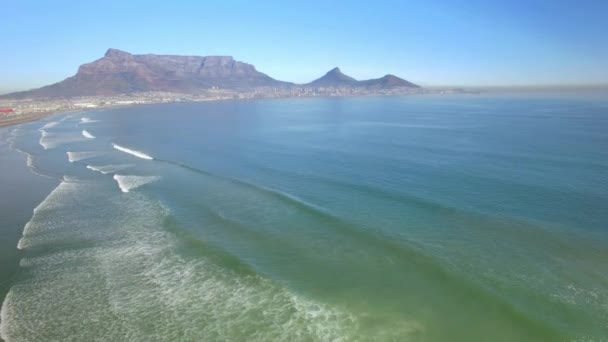 Ciudad del Cabo 4K UHD imágenes aéreas de Table Mountain, Lagoon beach en Tableview, Blouberg. Playas del océano de Sudáfrica. Parte 3 de 4 — Vídeo de stock