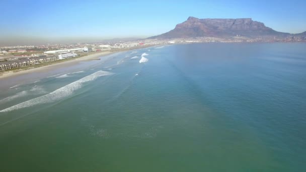 Ciudad del Cabo 4K UHD imágenes aéreas de Table Mountain, Lagoon beach en Tableview, Blouberg. Playas del océano de Sudáfrica. Parte 4 de 6 — Vídeo de stock