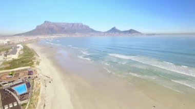 Cape Town 4k Uhd Masa Dağı, Lagoon beach Tableview, Blouberg havadan görüntüleri. Güney Afrika'nın okyanus plajları. Bölüm 5 / 8