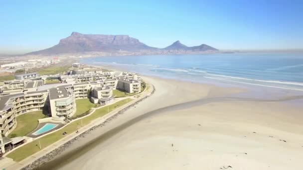 Кейптаун 4 к Uhd повітряних кадри столову гору, лагуни пляж в подання таблиці, напрямку Blouberg. Океан пляжів Південної Африки. Частина 2 8 — стокове відео