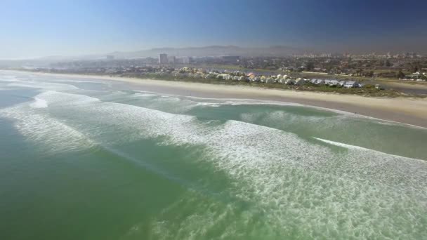 4 к Uhd повітряні відео Лагуна Біч готелі в подання таблиці, напрямку Blouberg. Океанських хвиль і пляжами з Південної Африки. Частина 1 із 3 — стокове відео