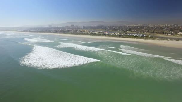 Vídeo aéreo de 4K UHD de hoteles Lagoon Beach en Tableview, Blouberg. Océano olas y playas de Sudáfrica. Parte 2 de 3 — Vídeos de Stock