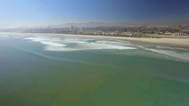 Vídeo aéreo de 4K UHD de hoteles Lagoon Beach en Tableview, Blouberg. Océano olas y playas de Sudáfrica. Parte 3 de 3 — Vídeos de Stock