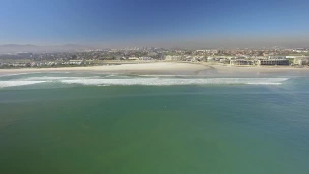 Vídeo aéreo de 4K UHD de hoteles Lagoon Beach en Tableview, Blouberg. Océano olas y playas de Sudáfrica. Parte 1 de 8 — Vídeo de stock