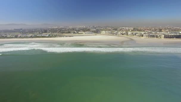 Vídeo aéreo de 4K UHD de hoteles Lagoon Beach en Tableview, Blouberg. Océano olas y playas de Sudáfrica. Parte 2 de 8 — Vídeo de stock