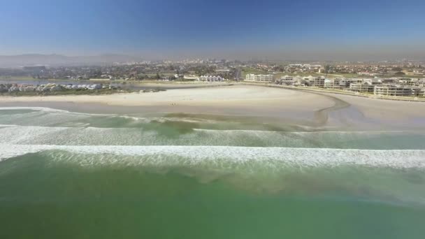 4K UHD vídeo aéreo de Lagoa praia hotéis em Tableview, Blouberg. Ondas oceânicas e praias da África do Sul. Parte 3 de 8 — Vídeo de Stock