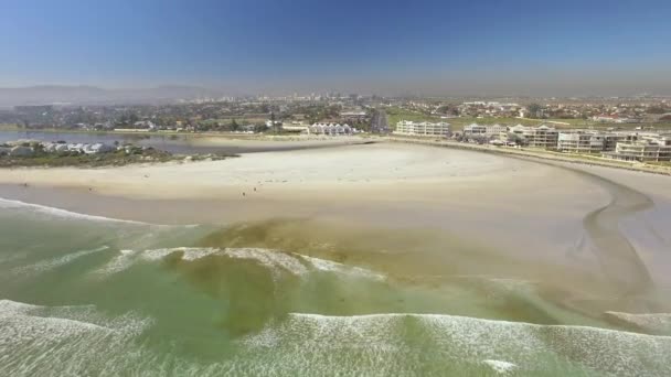 4K UHD vídeo aéreo de Lagoa praia hotéis em Tableview, Blouberg. Ondas oceânicas e praias da África do Sul. Parte 4 de 8 — Vídeo de Stock