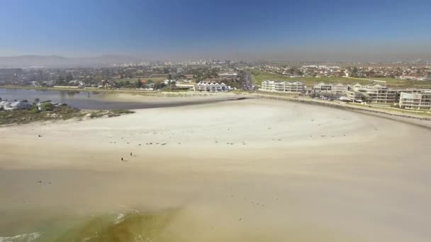 4 k Uhd antenn video av Lagoon beach Hotell i Tableview, Blouberg. Havets vågor och stränderna i Sydafrika. Del 5 av 8 — Stockvideo