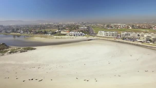 4 k Uhd 空中のビデオ Tableview、Blouberg のラグーン ビーチ ホテル。海の波と南アフリカ共和国のビーチです。8 部 6 — ストック動画